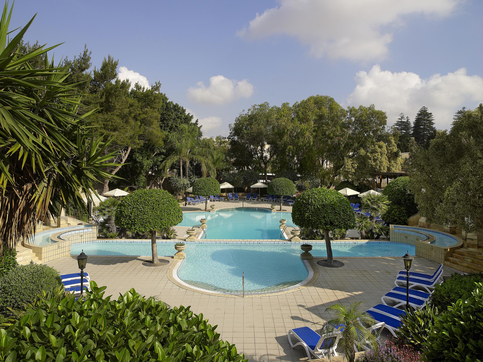 Corinthia Palace Malta Attard Dış mekan fotoğraf The swimming pool at the hotel