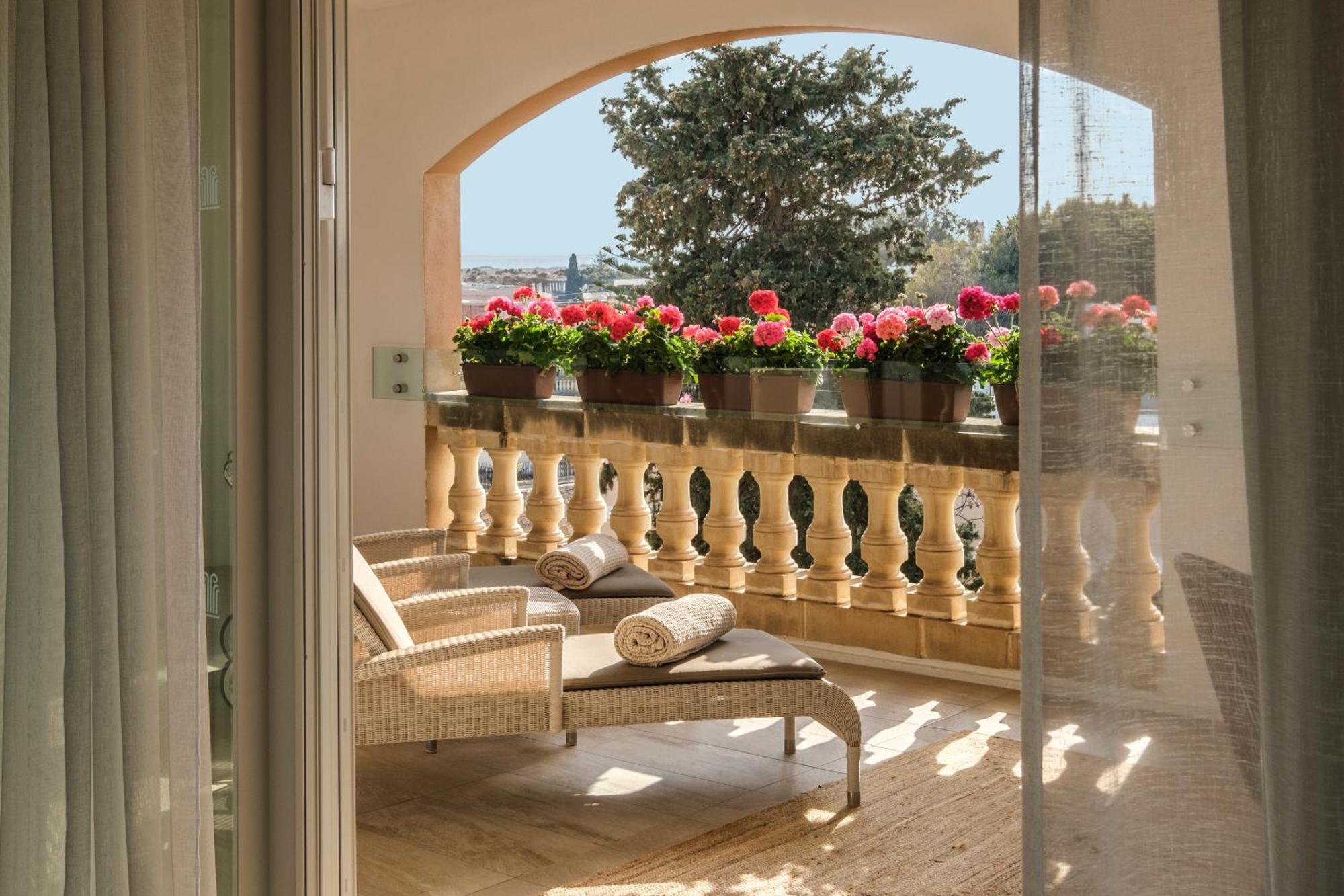 Corinthia Palace Malta Attard Dış mekan fotoğraf A balcony at the Four Seasons Hotel, Rome
