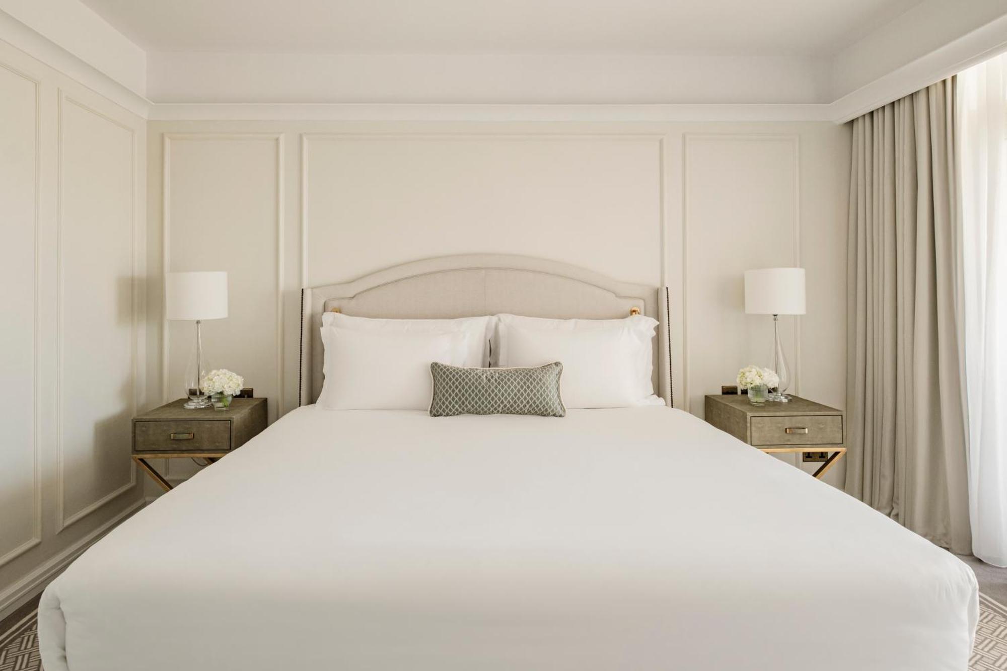 Corinthia Palace Malta Attard Dış mekan fotoğraf A bedroom at The Carlyle