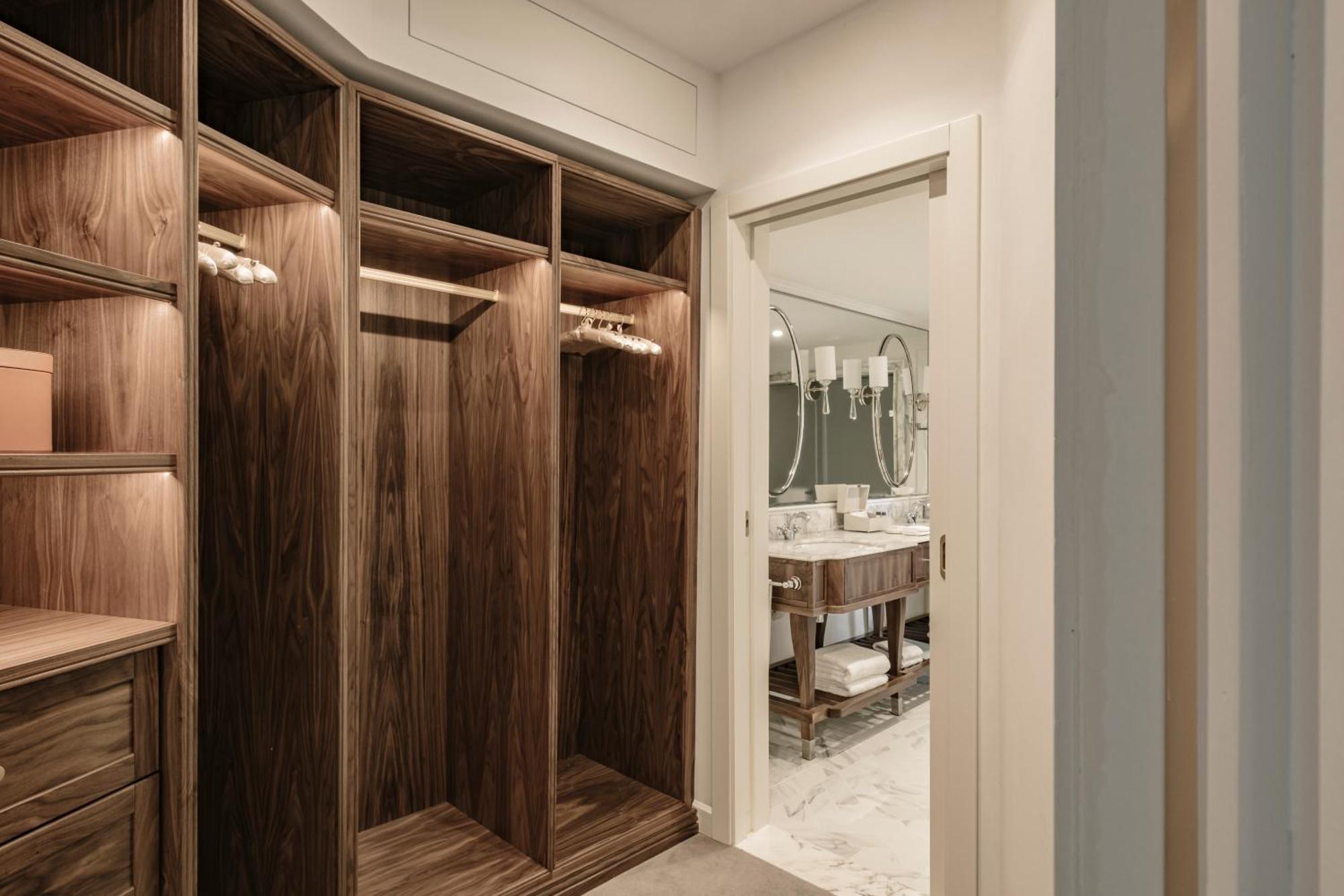 Corinthia Palace Malta Attard Dış mekan fotoğraf A walk-in closet