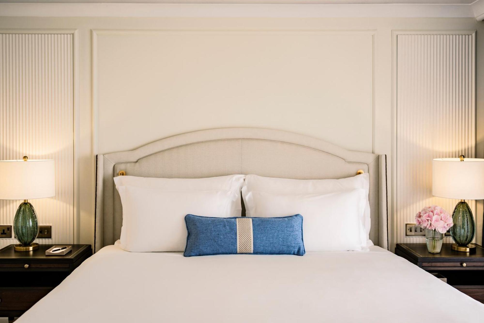 Corinthia Palace Malta Attard Dış mekan fotoğraf A bedroom at The Carlyle